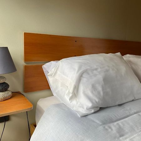 Hostal Los Pioneros ปวยร์โตนาตาเลส ภายนอก รูปภาพ