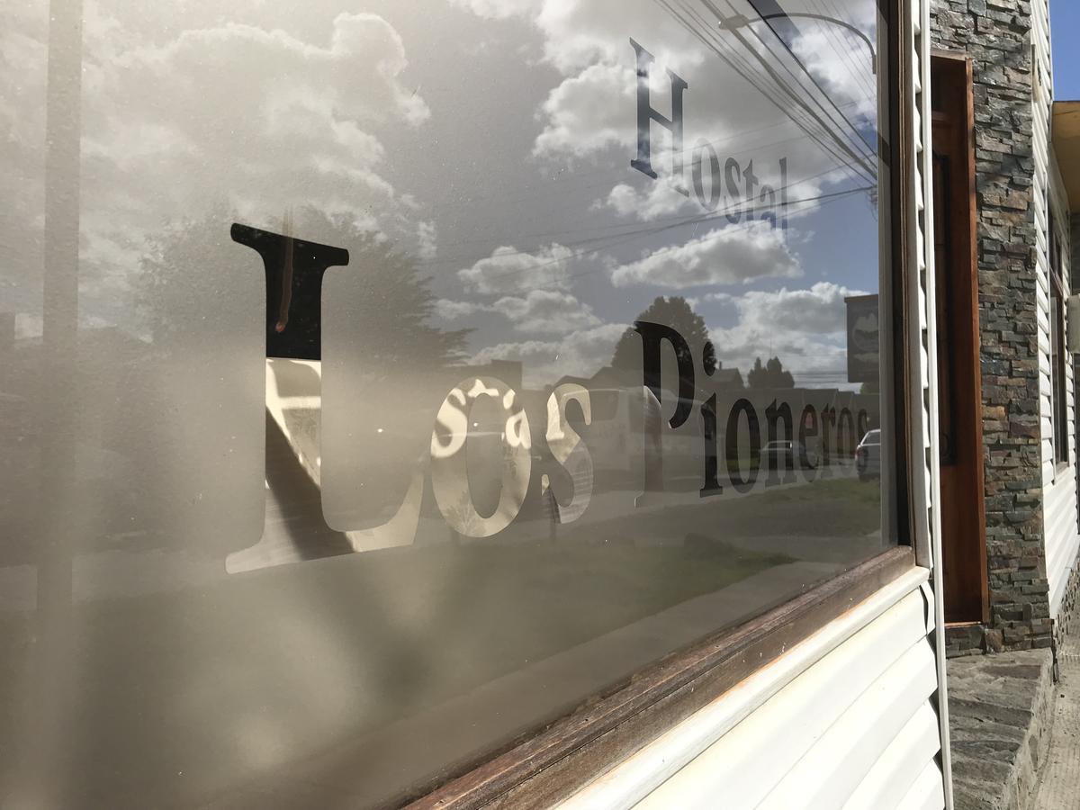 Hostal Los Pioneros ปวยร์โตนาตาเลส ภายนอก รูปภาพ